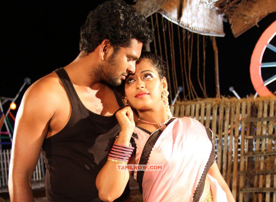 Ennai Piriyadhai Tamil Movie Still 1