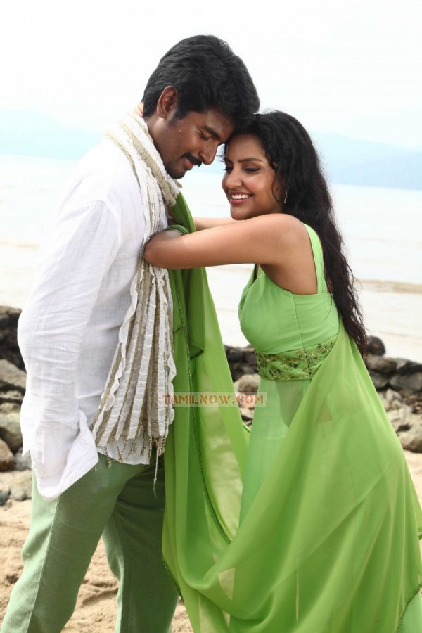 Ethir Neechal Hiva Karthikeyan Priya Anand 106