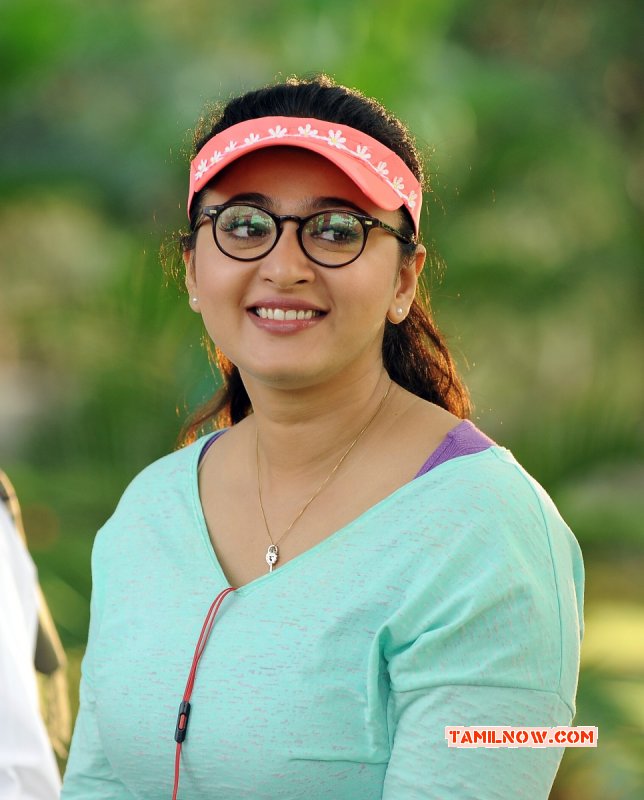 Inji Iduppazhagi Film New Photos 8760