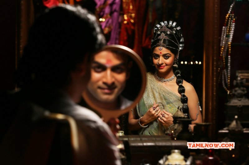 Prithviraj And Vedhika In Kaaviya Thalaivan 420