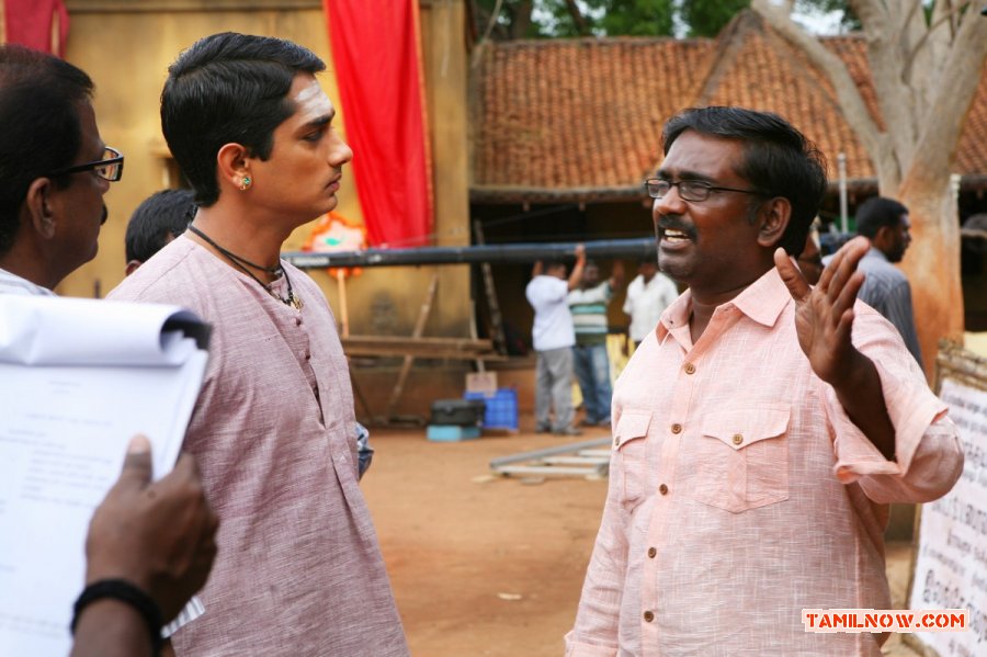 Siddharth At Kaaviya Thalaivan Location 291