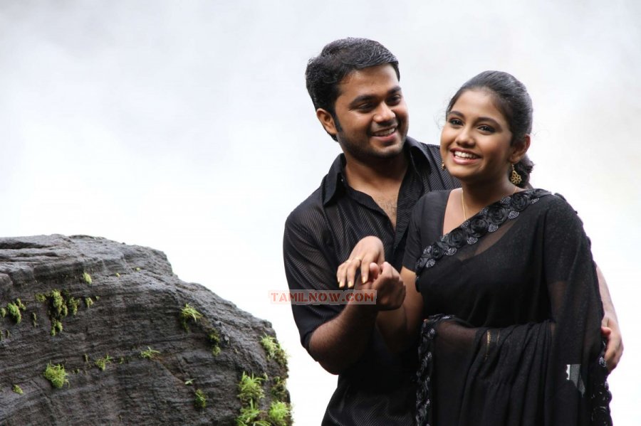 Movie Nanbargal Kavanathirku 893