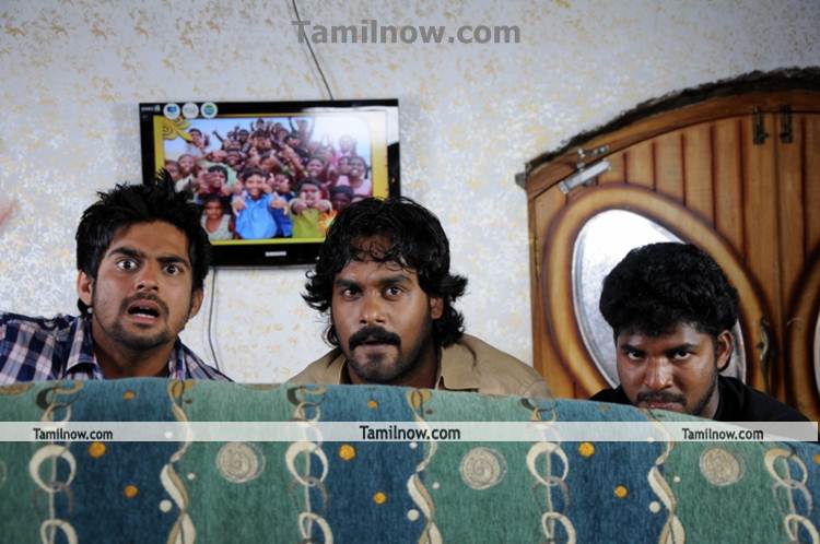 Pathirama Pathukkunga Movie Photo