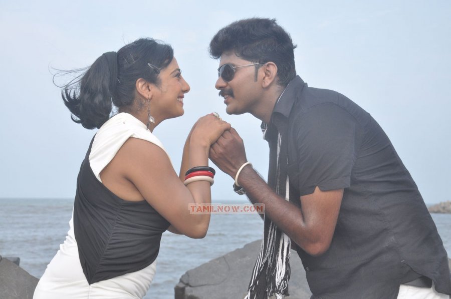 Tamil Movie Pesaamal Pesinaal 8902