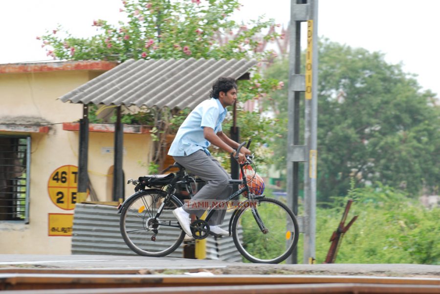 Ponmaalai Pozhudhu 799