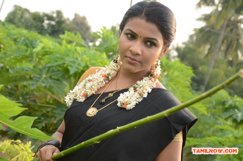 Actress Saranya In Movie Rettai Valu 569