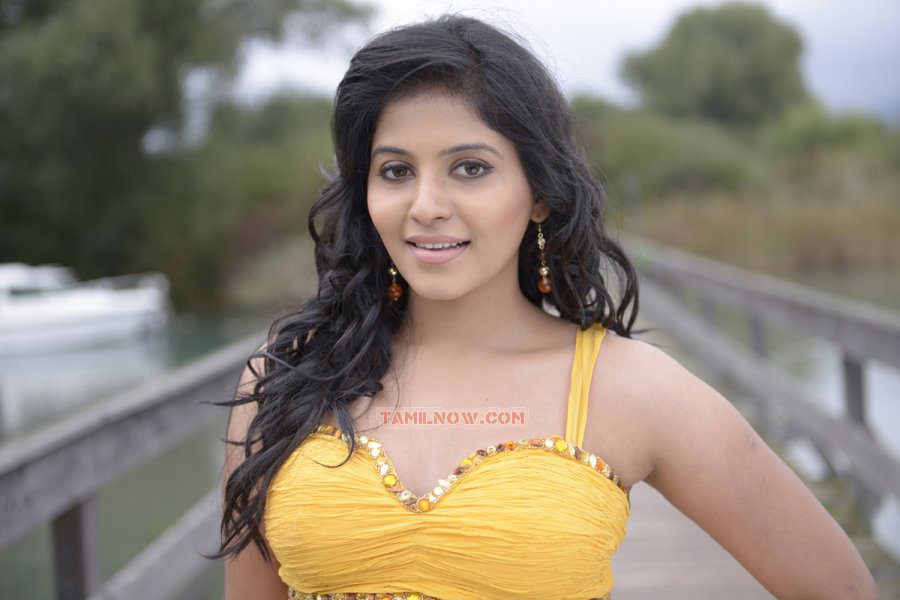 Anjali Cute Photo In Settai Movie 965