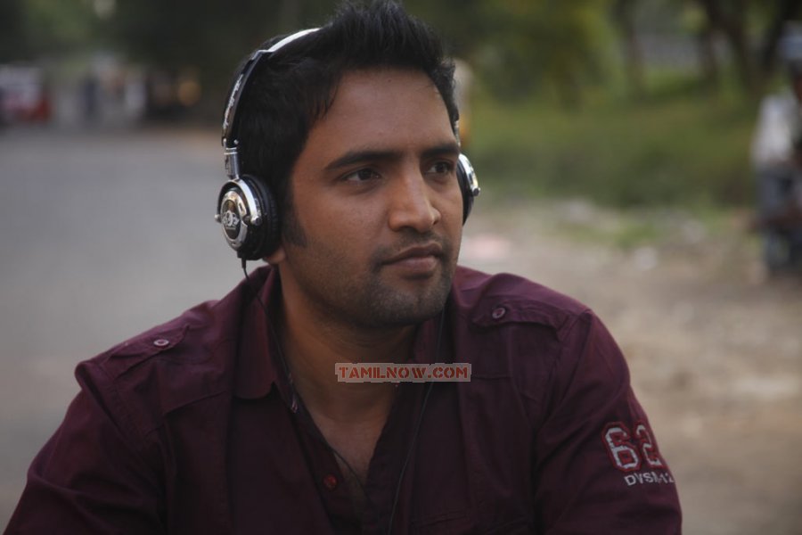 Santhanam Settai Still 751