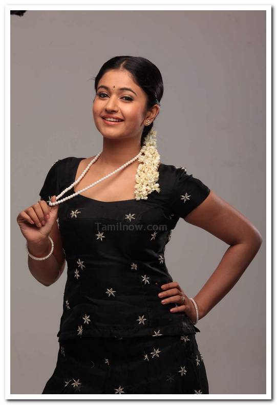 Poonam Bajwa Photo 4