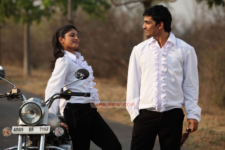 Thulli Ezhunthathu Kadhal Photos 905