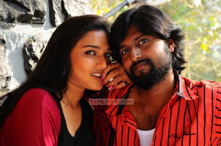 Deepthi And Yuvaraj In Thulli Vilayadu 106