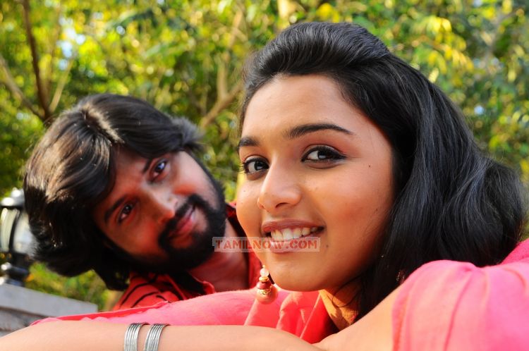 Yuvaraj And Deepthi In Thulli Vilayadu 551