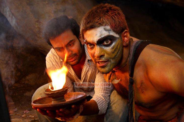 Prithviraj And Arya In Urumi 89