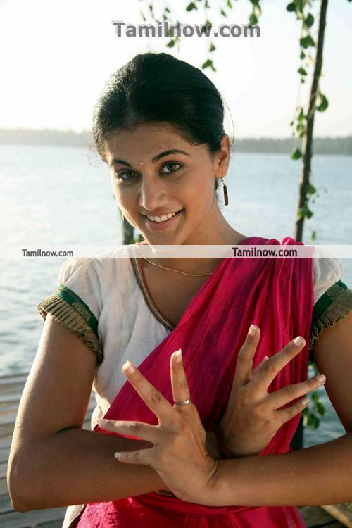 Tapsee Vandhaan Ventraan Still 8