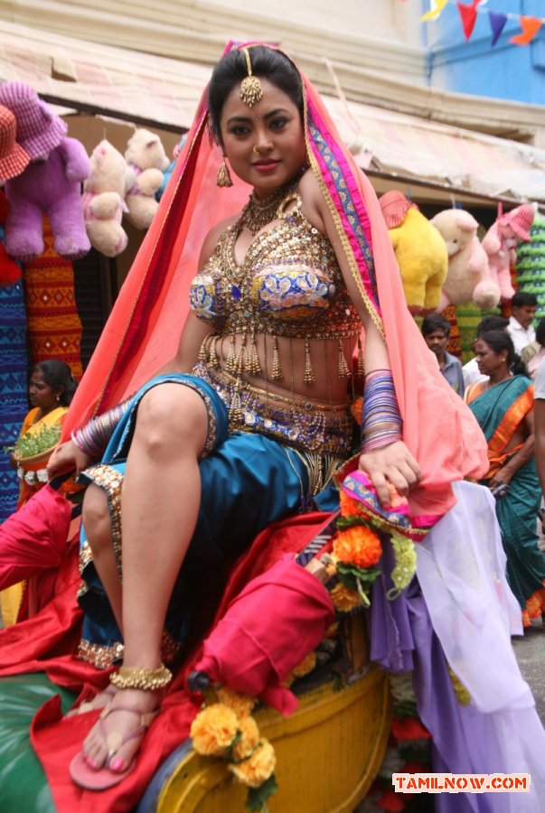 Meenakshi Sarkar In Vellaikara Durai Item Song 581