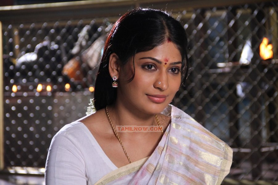 Vijayalakshmi In Vennila Veedu 8