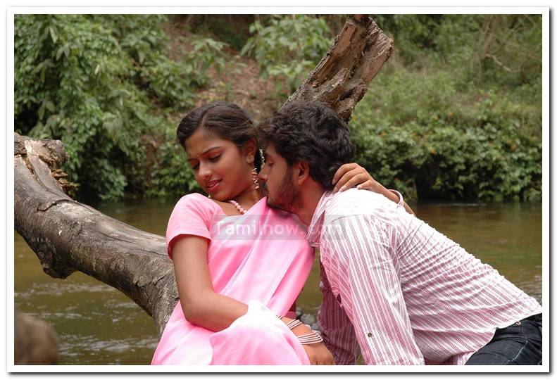 Sathish And Amala Paul 7