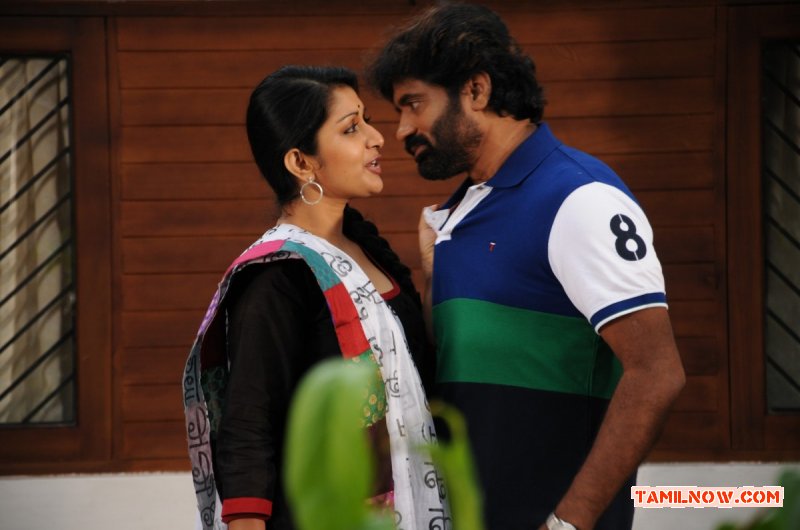 Meera Jasmine Paarthi In Vingyaani 110