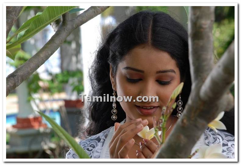 Vizhiyil Vizhunthaval Movie Still 6