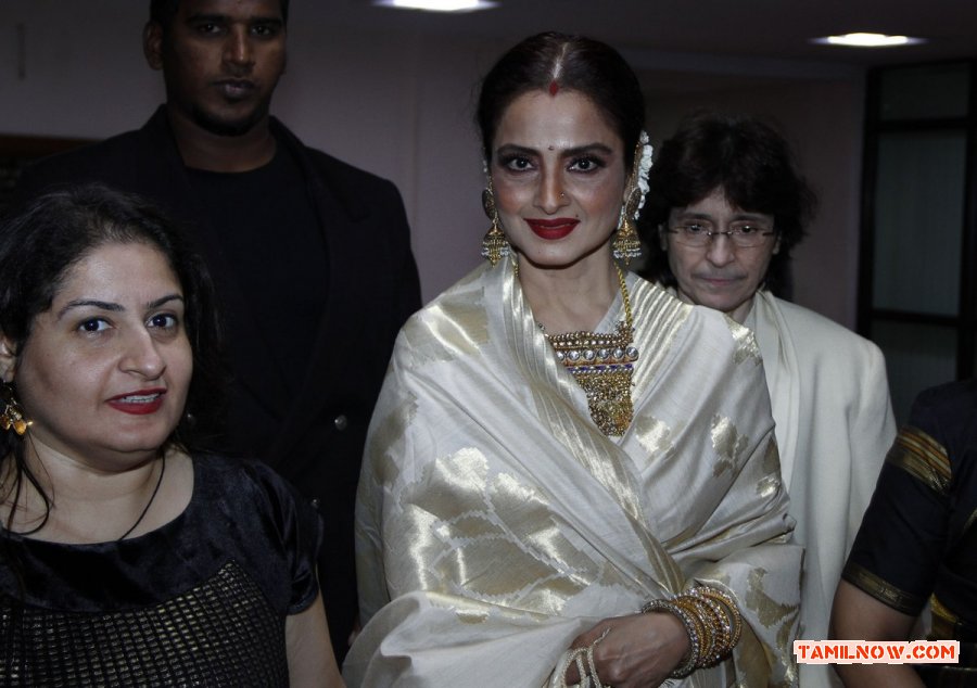 Rekha At 61st Idea Filmfare South Awards 2013 1 44