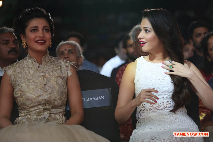 Shruti Hassan Tamannaah At 61st Idea Filmfare South Awards 2013 423