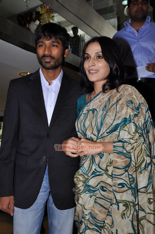 Aishwarya And Dhanush Unveil Prince Jewellery Platinum 6710