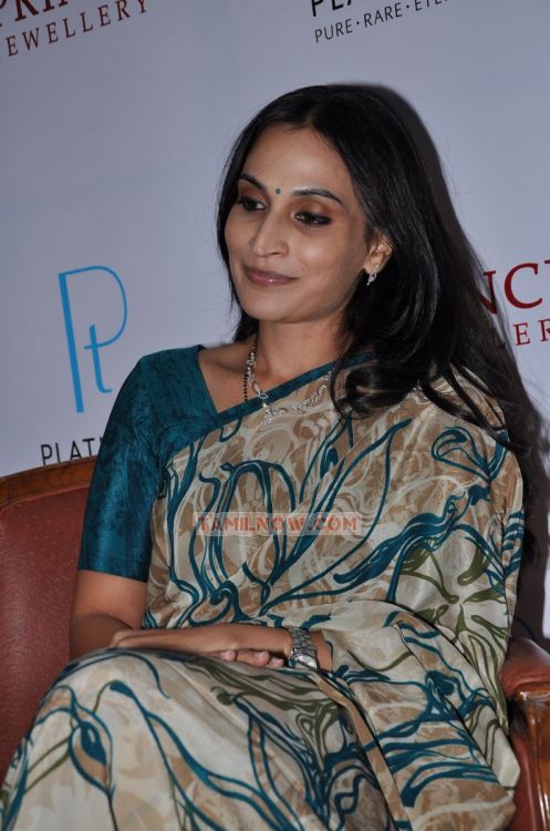 Aishwarya Dhanush At Prince Jewellery 832