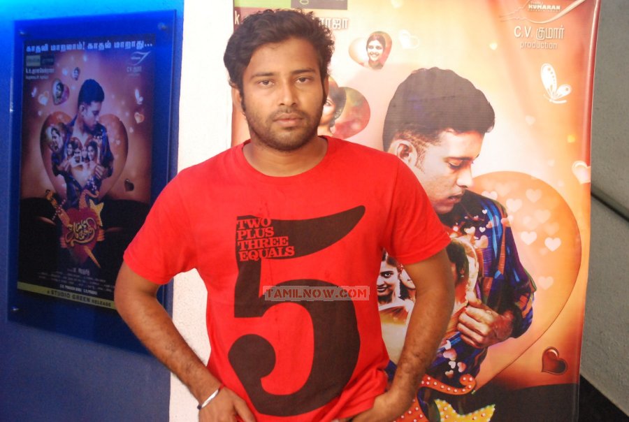 Attakathi Premiere Show 8423