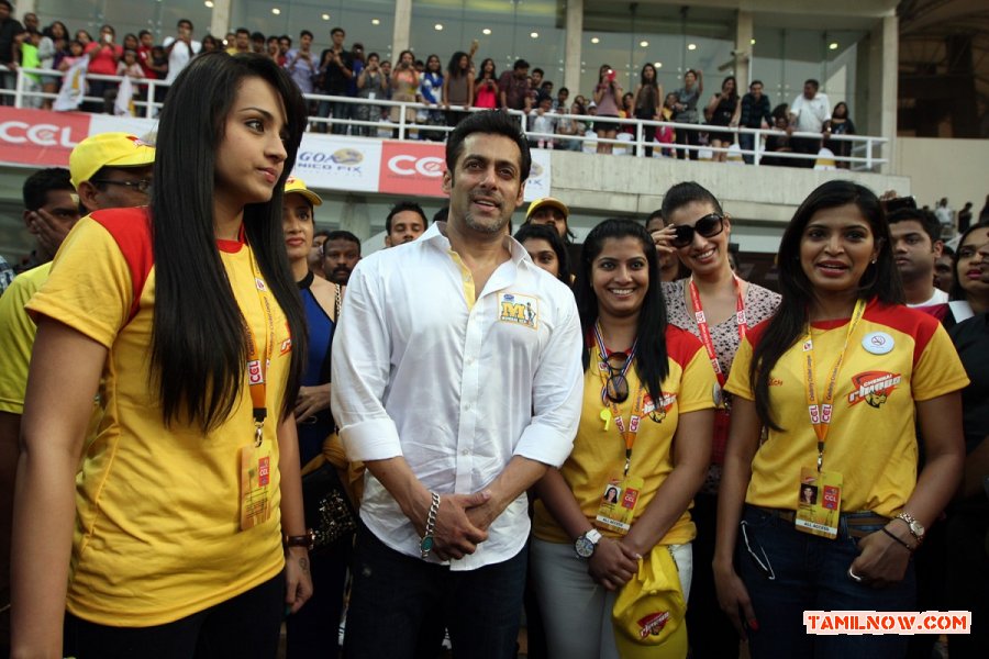 Trisha Krishnan And Salman Khan 776