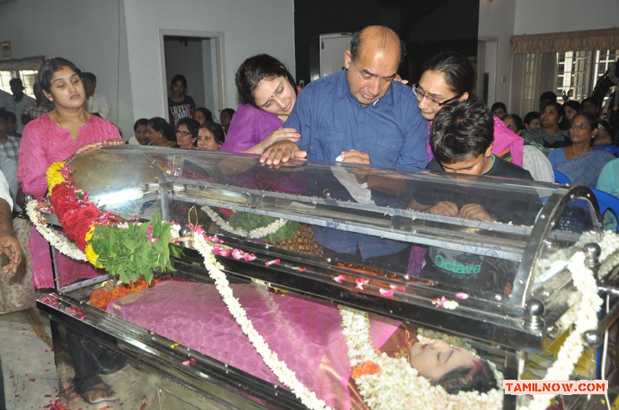 Celebrities Pay Last Respects To Manjula Vijayakumar Photos 4060