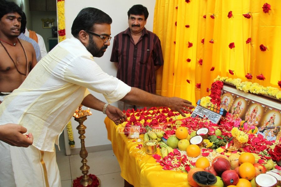 Director Karupazhaniappans Jannalooram Pooja Photos 9155