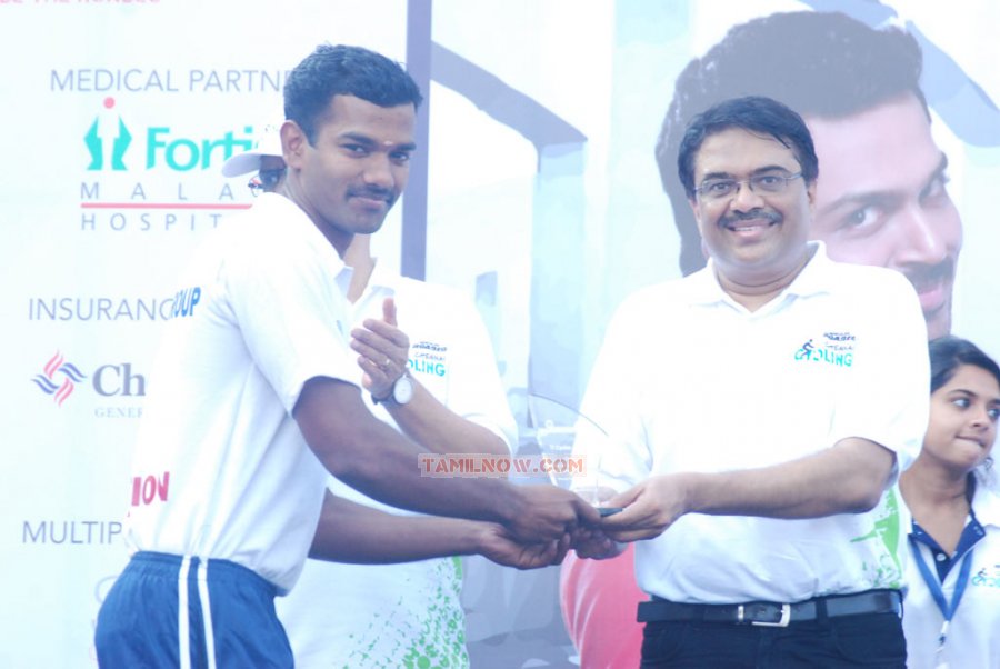 Karthi Flags Off Chennai Cycling 2013 3738