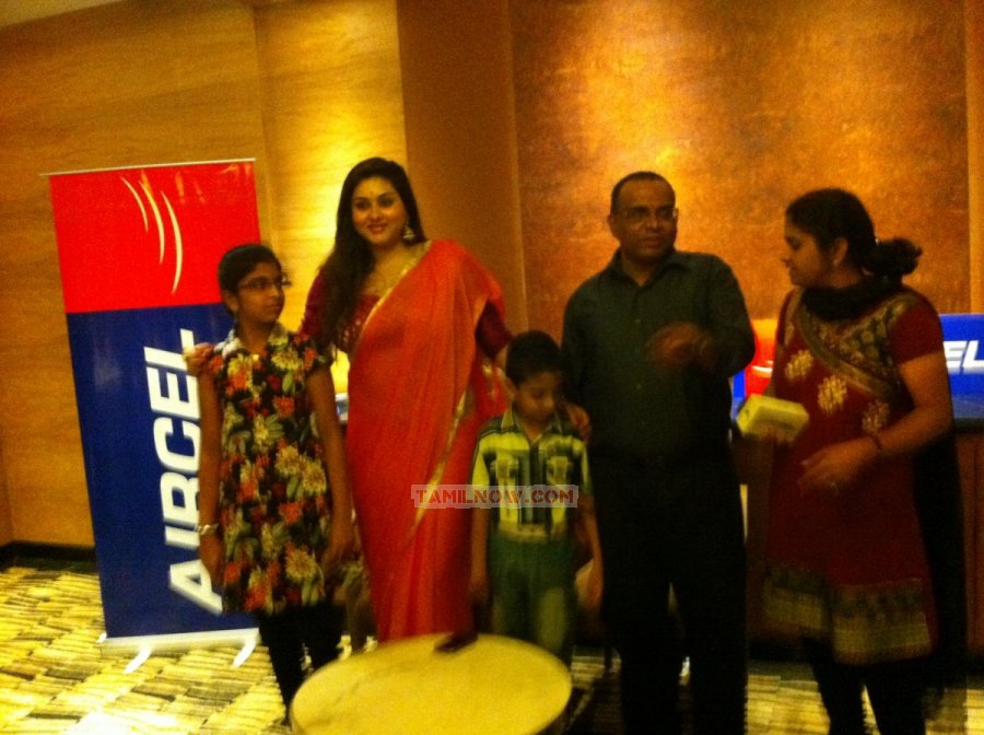 Namita Met Fans In Aircel Meet 9116