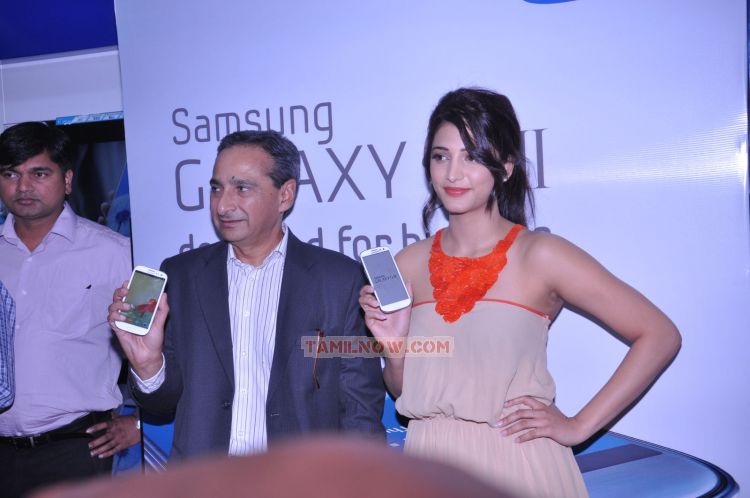 Shruti Haasan Launches Samsung Galaxy S3 1540