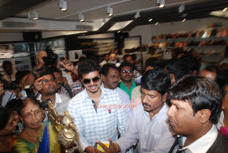 Vijay Opens Histyle Showroom 7891